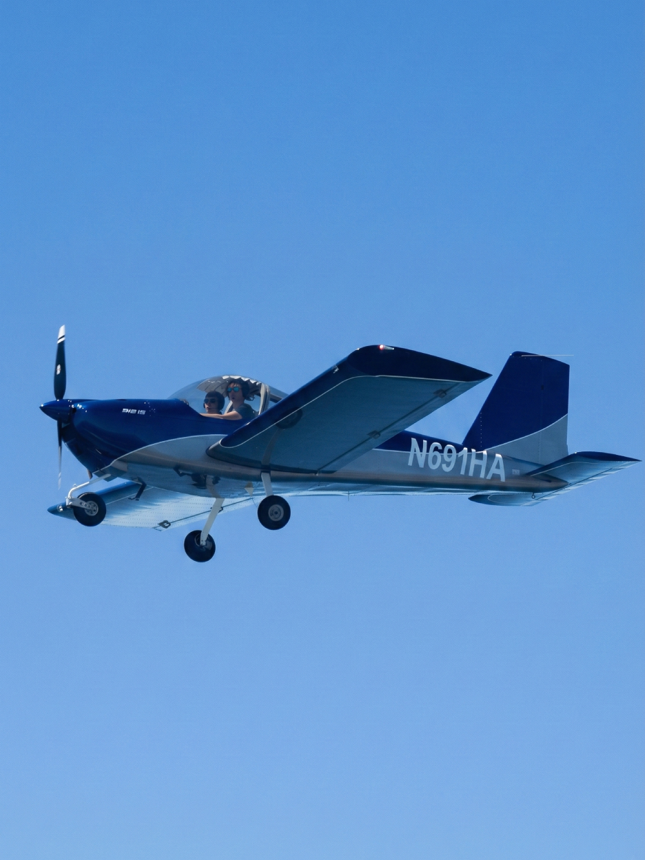 Student and instructor flying in a Hawkins Flight Academy RV-12 during a Discovery Flight